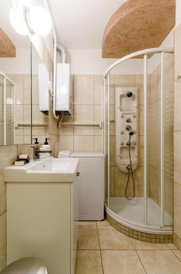Paulay'S Studio Apartment In The City Center. Budapest Exteriör bild